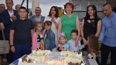 Областният управител Мария Нейкова (в средата) превърна рождения си ден в благотворителна кауза. Снимки Областна управа Бургас