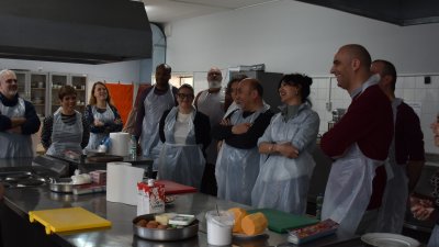 Партньорите по проекта влязоха в кухнята на бургаската гимназия, за да се запознатя отблизо с обучителния процес при уениците. Снимки ПГТ Проф. д-р Асен Златаров