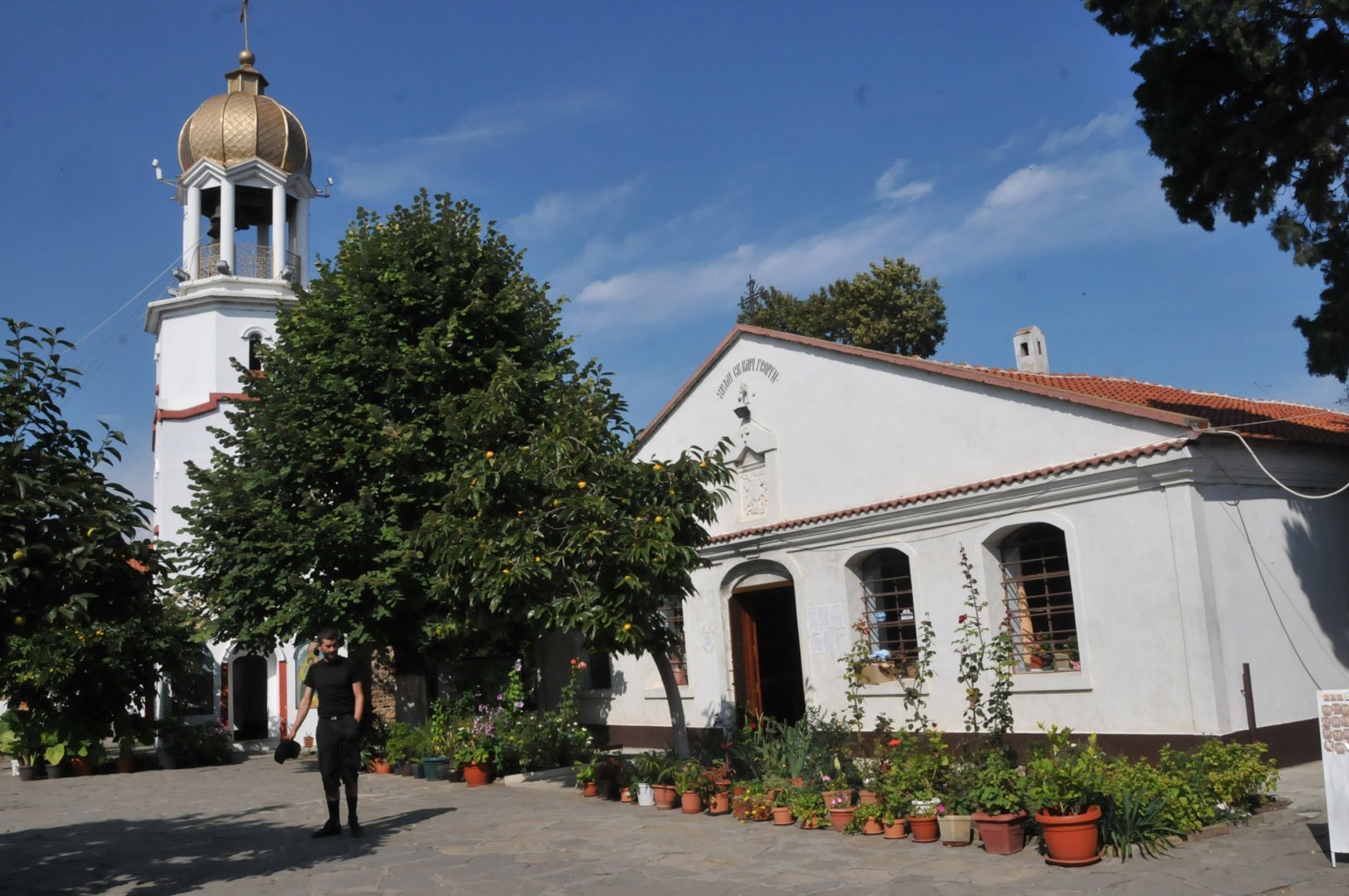 Църквите остават отворени за миряните. Снимка Архив Черноморие-бг