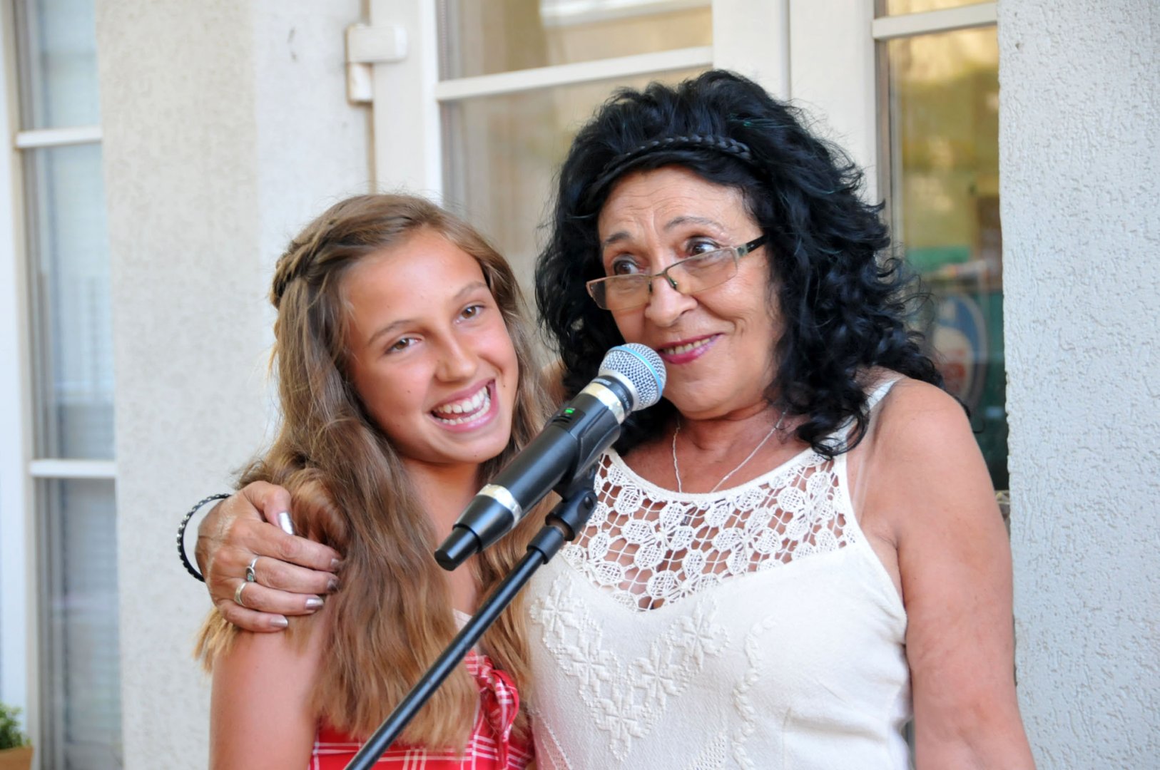 Елка представи внучката си Лора, която е автор на рисунките в книгата й. Снимки Лина Главинова