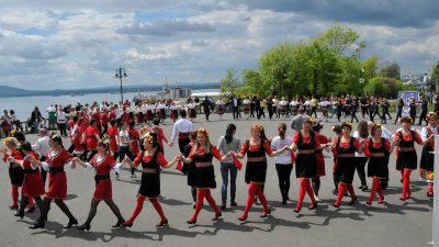 Танцьори от 13 фолклорни ансамбли се включиха в Поведи хорото в Бургас. Снимки Лина Главинова