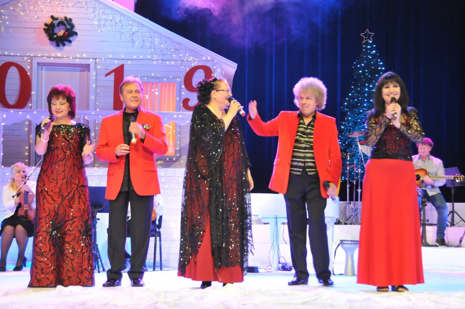 Ваня Костова (в средата) и колегите й от Тоника СВ на Коледен концерт на Стефан Диомов в Бургас. Снимка Архив Черноморие-бг