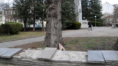 Плочите на оградата пред Руския паметник са изкъртени. Снимки Лина Главинова 