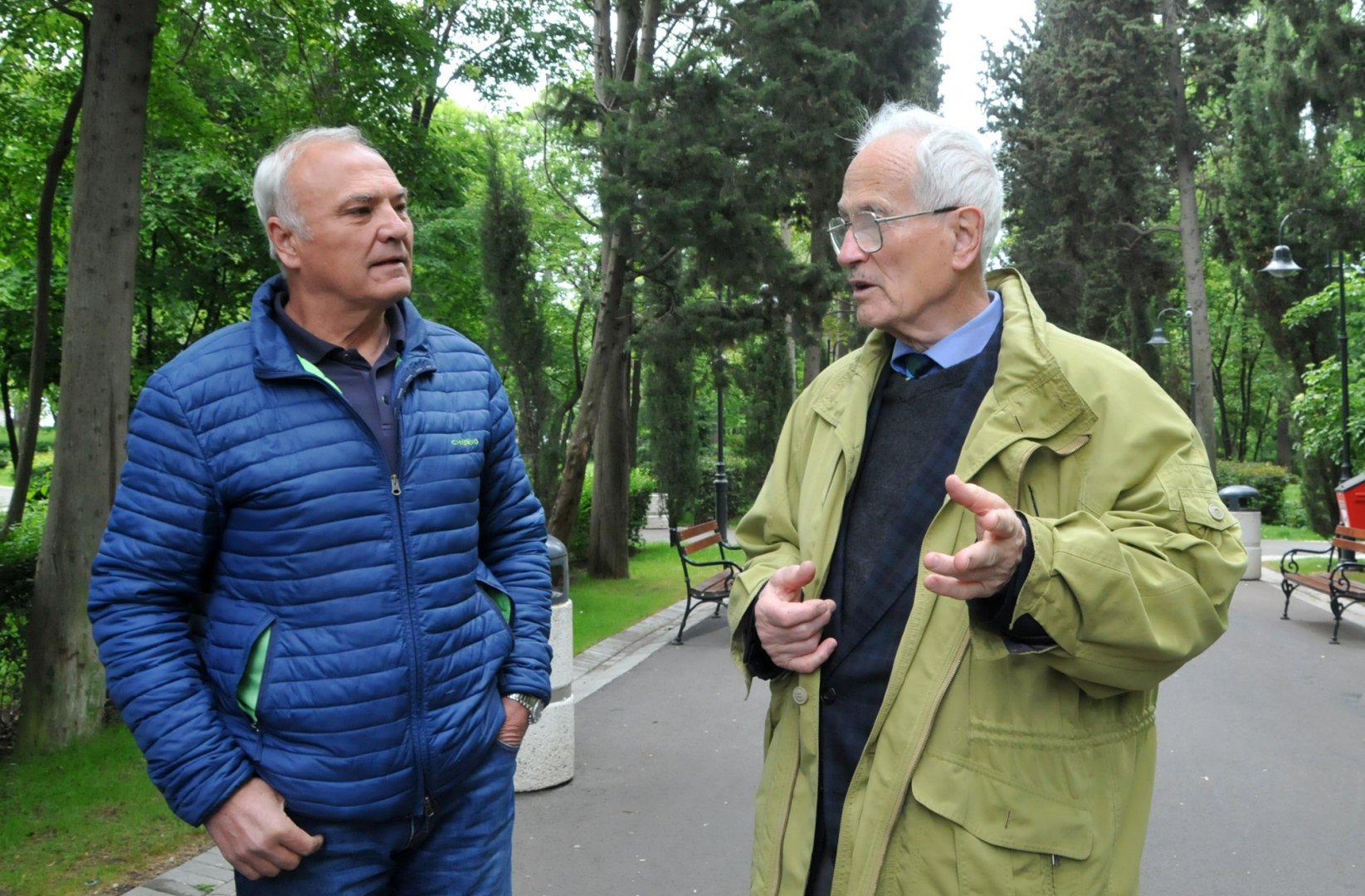 Руси Костадинов (вляво) разговаря със сина на Петко Задгорски - Велин. Снимки Лина Главинова