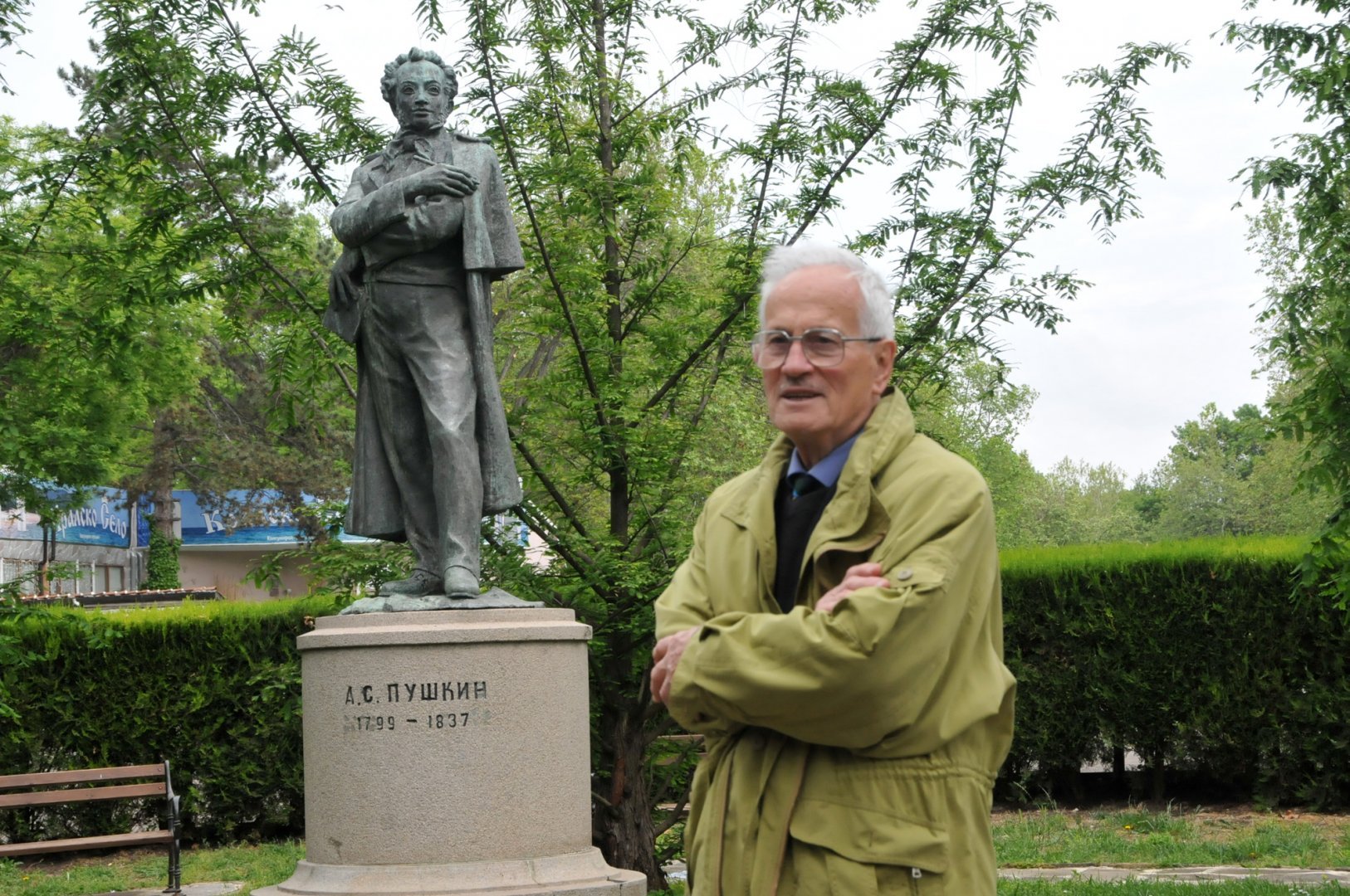 Велин Задгорски се върна в Бургас преди време, заради паметника на своя баща - Петко Задгорски. Снимки Архив Черноморие-бг