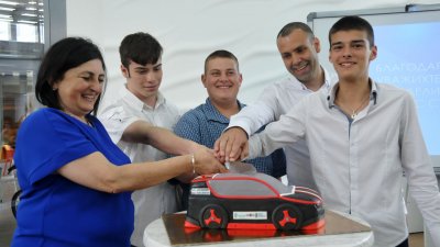 Директорът Роза Желева и отборът разрязаха тортата във формата на колата, коята са направили. Снимки Лина Главинова