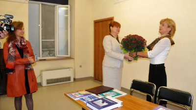 Мария Бенчева благодари за дарението с цветя. Снимка Лина Главинова
