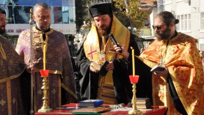 Агатополският епископ Иеротей (в средата) ще служи тази вечер пред бургаския храм Св. св. Кирил и Методий. Снимка Архив Черноморие-бг