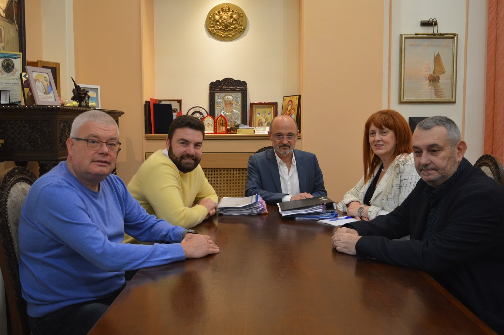 Служебният министър на здравеопазването д-р Асен Меджидиев (в средата) се срещна с областния управител Мария Нейкова в нейния кабинет. Снимка Областна управа