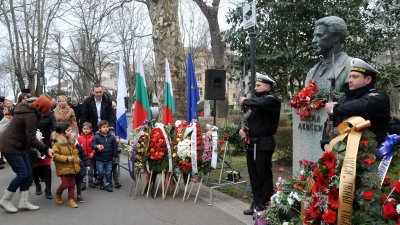 Бургазлии отдадоха почит пред паметника на Васил Левски в Морската градина по повод 147 години от гибелта на Апостола на свободата. Снимки Лина Главинова