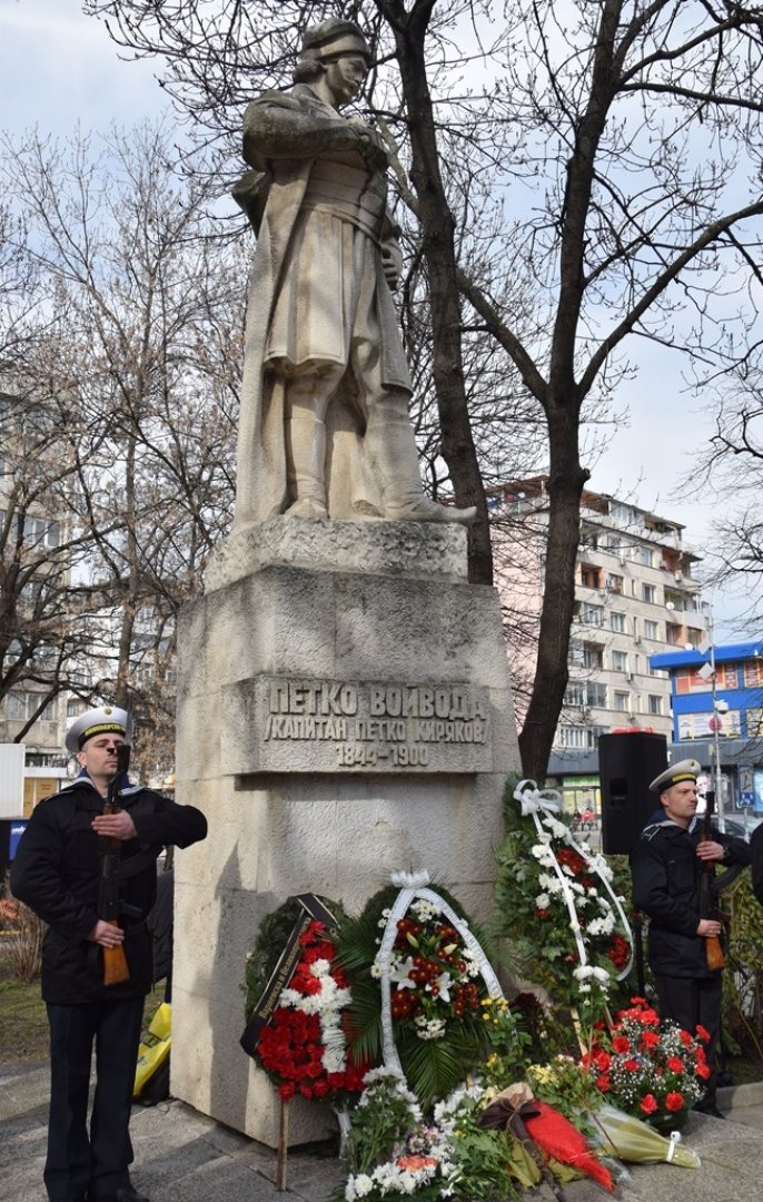 Моряците отдадоха военни почести пред паметника на Капитан Петко войвода. Снимка ВМС - Варна