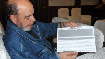 Писателят Борис Бухчев показва формуляра на подписката. Снимки Лина Главинова