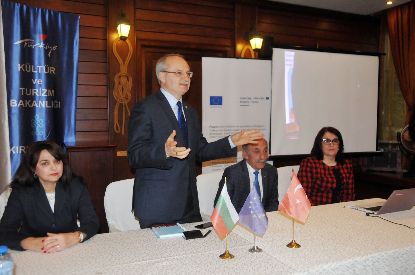 Генералният консул на Турция в Бургас Нурай Иньонтепе приветства участниците във форума. Снимка Лина Главинова