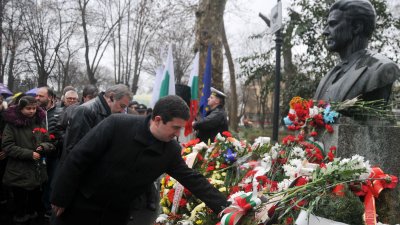 И общинският лидер на БСП Живко Господинов се поклони пред паметника на Апостола. Снимка Лина Главинова