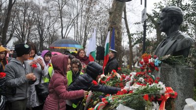 Стотици бургазлии положиха цветя на паметника на Васил Левски по повод 145 години от обесването му. Снимка Лина Главинова
