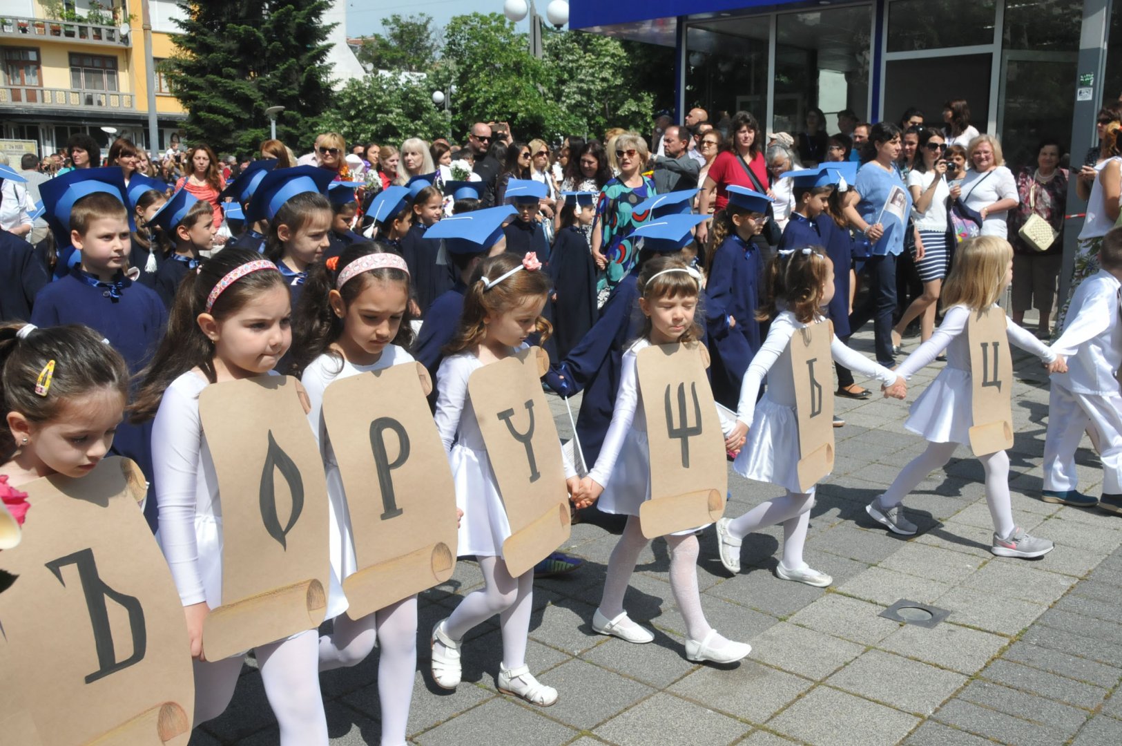 Най-малките жители на Бургас вървяха в началото на шествието. Снимки Лина Главинова