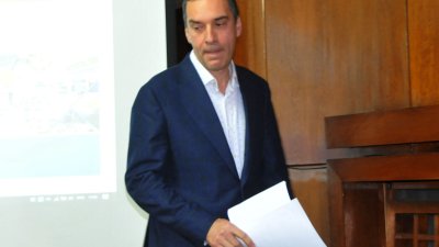 Кметът на община Бургас Димитър Николов представи рамката на проекта за бюджет. Снимки Лина Главинова