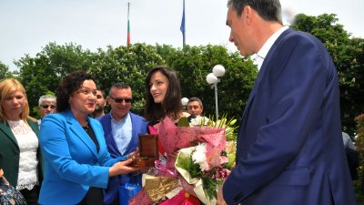 Срещата на Мария Габриел в Бургас съвпадна с рождения й ден. Снимки Лина Главинова