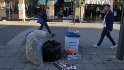 Торби със събрани отпадъци стоят в центъра на Бургас и загрозяват пешеходната улица 