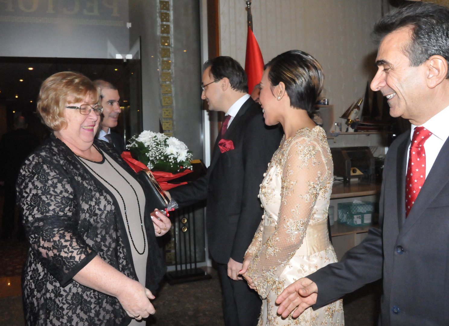 Близо час генералният консул на Турция в Бургас Ниязи Аврен Акйол посрещаше гостите на тържеството. Снимки Лина Главинова