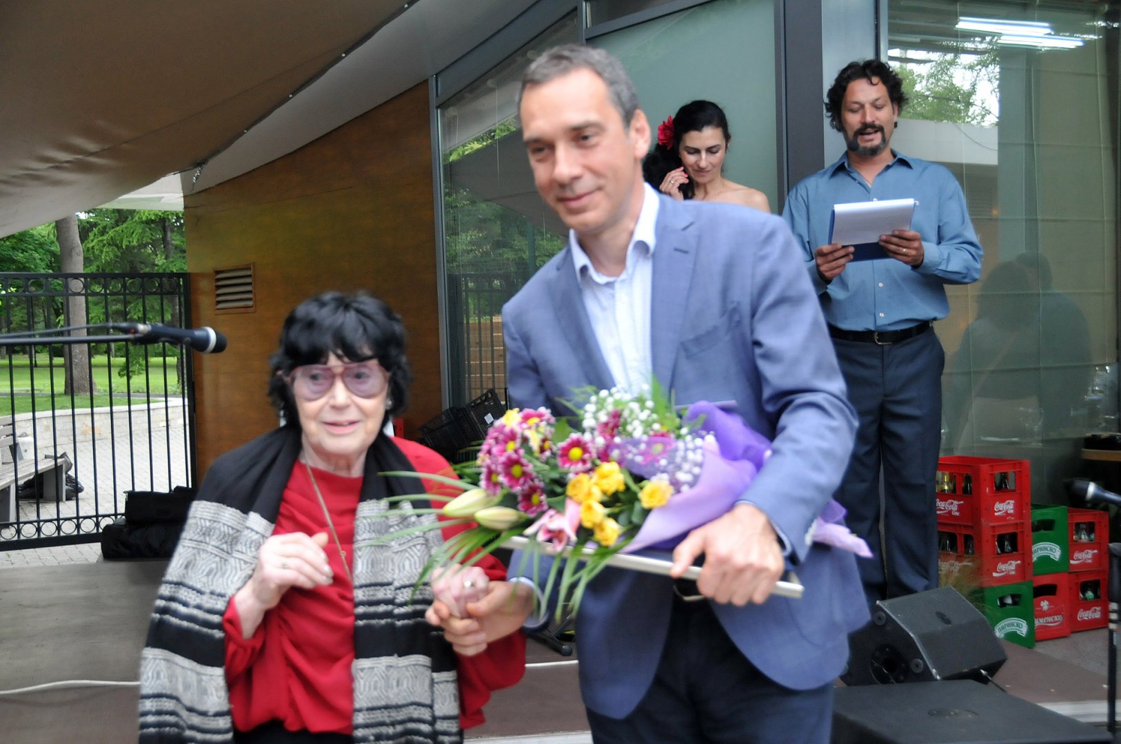 Радка Памукова - обществен и културен деятел получи приза от кмета Димитър Николов. Снимки Лина Главинова