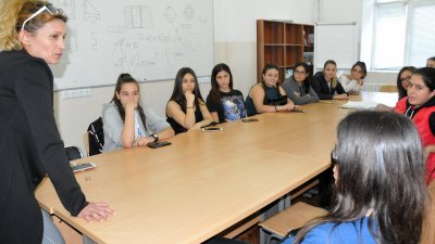 Зам.-директор Румяна Георгиева (вляво) представи идеята за клуба пред момичетата. Снимки Лина Главинова