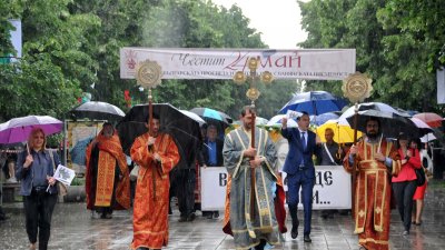 Кметът Димитър Николов заедно с бургаското духовенство поведе шествието. Снимки Лина Главинова