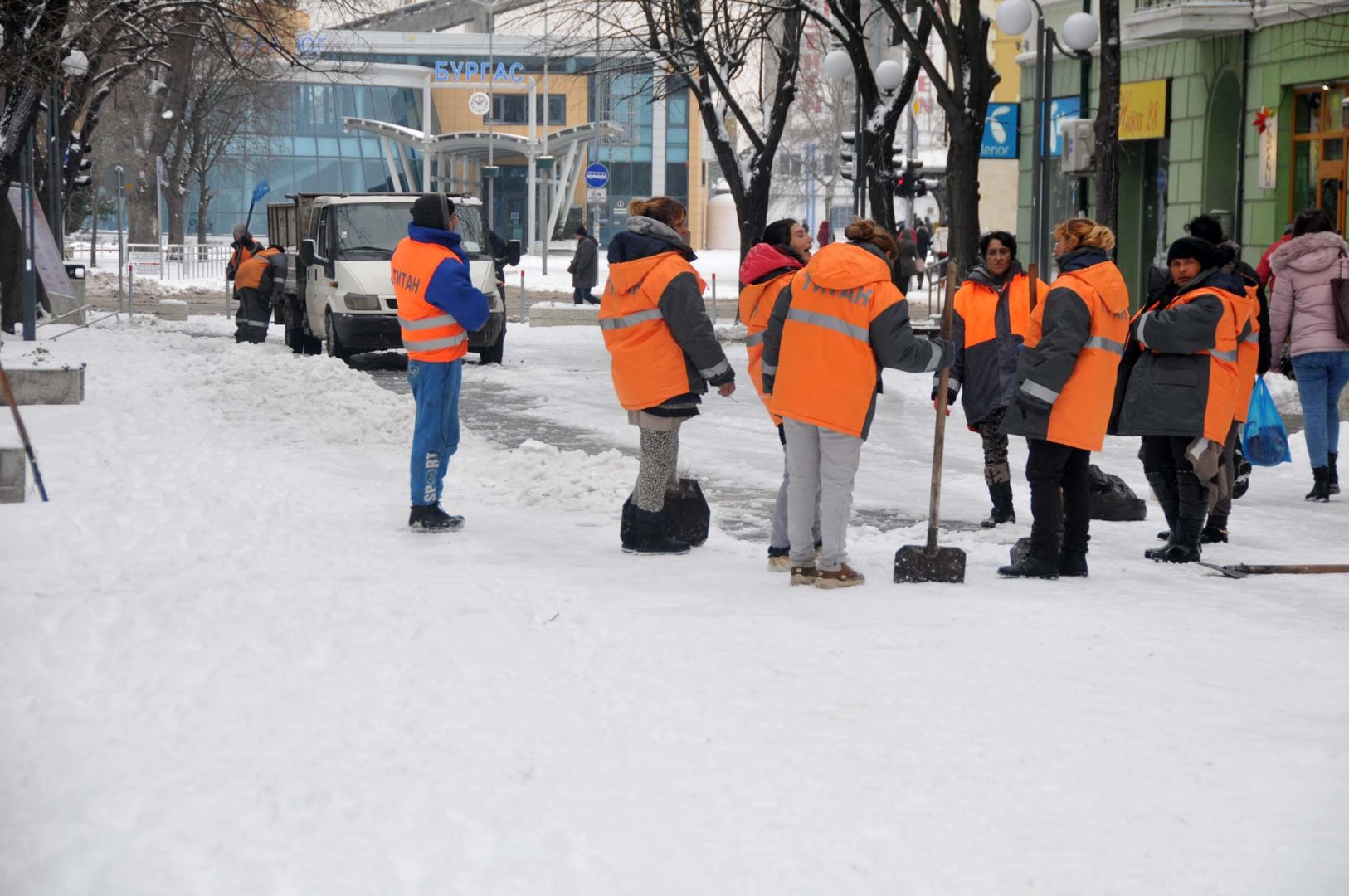 Работници от снегопочистващата фирма събират сняг по улица Александровска. Снимки Лина Главинова