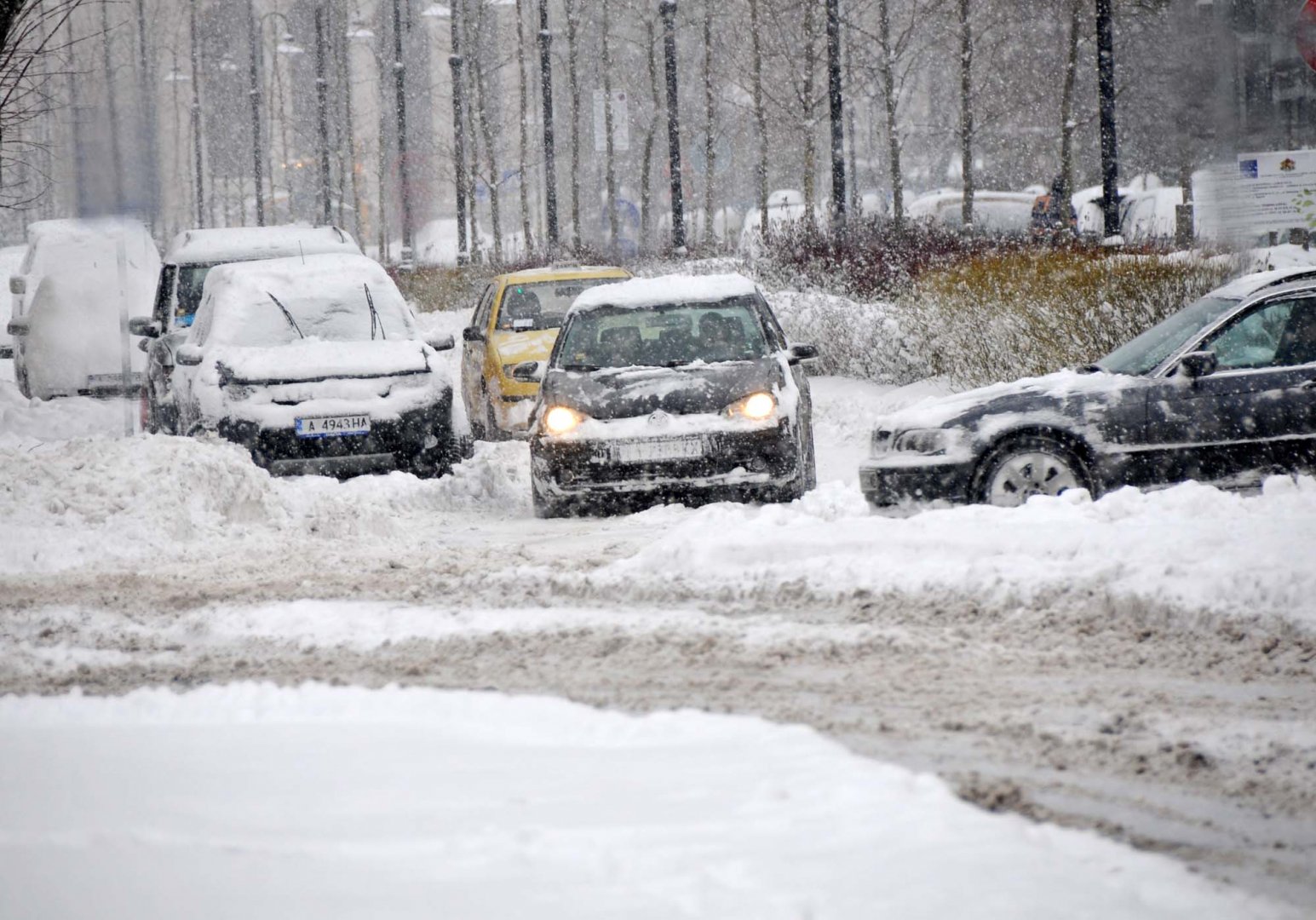 Поради обилния снеговалеж много от пътищата в региона са затворени. Снимки Лина Главинова