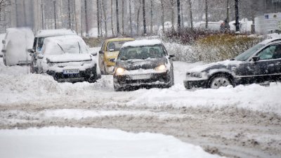 Поради обилния снеговалеж много от пътищата в региона са затворени. Снимки Лина Главинова