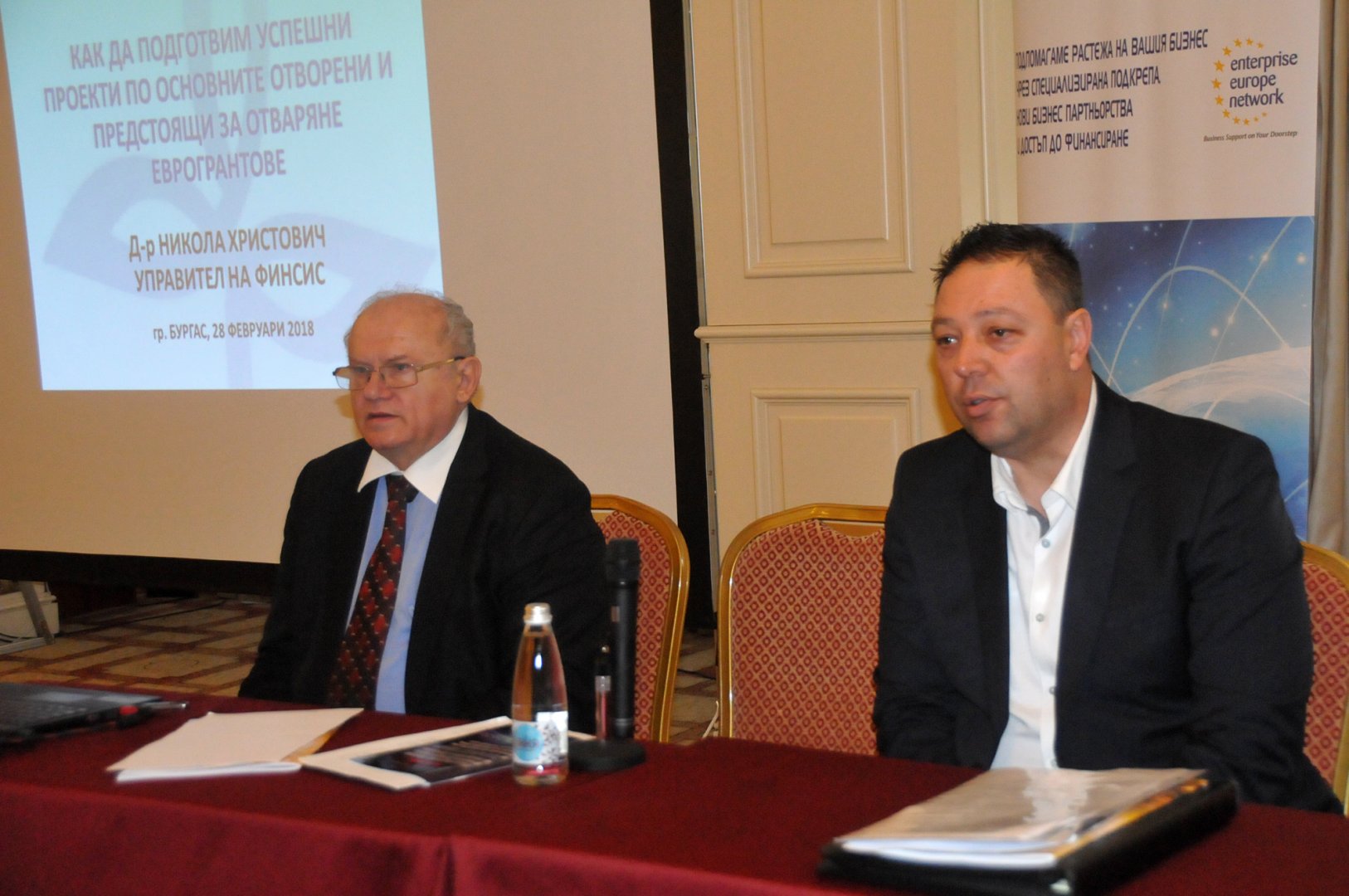 Д-р Христович /вляво/ направи презентация пред присъстващите на семинара. Снимки Лина Главинова