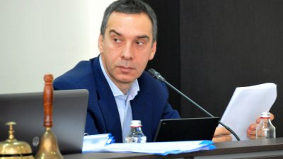 Кметът на Бургас Димитър Николов като вносител оттегли докладната си записка в разгара на дебатите. Снимка Архив Черноморие-бг