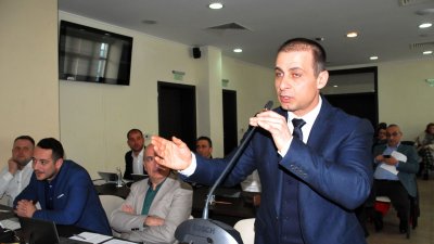 Докладната записка на Живко Табаков (на преден план) ще бъде разгледана на предстоящата сесия на местния парламент в Бургас. Снимка Архив Черноморие-бг