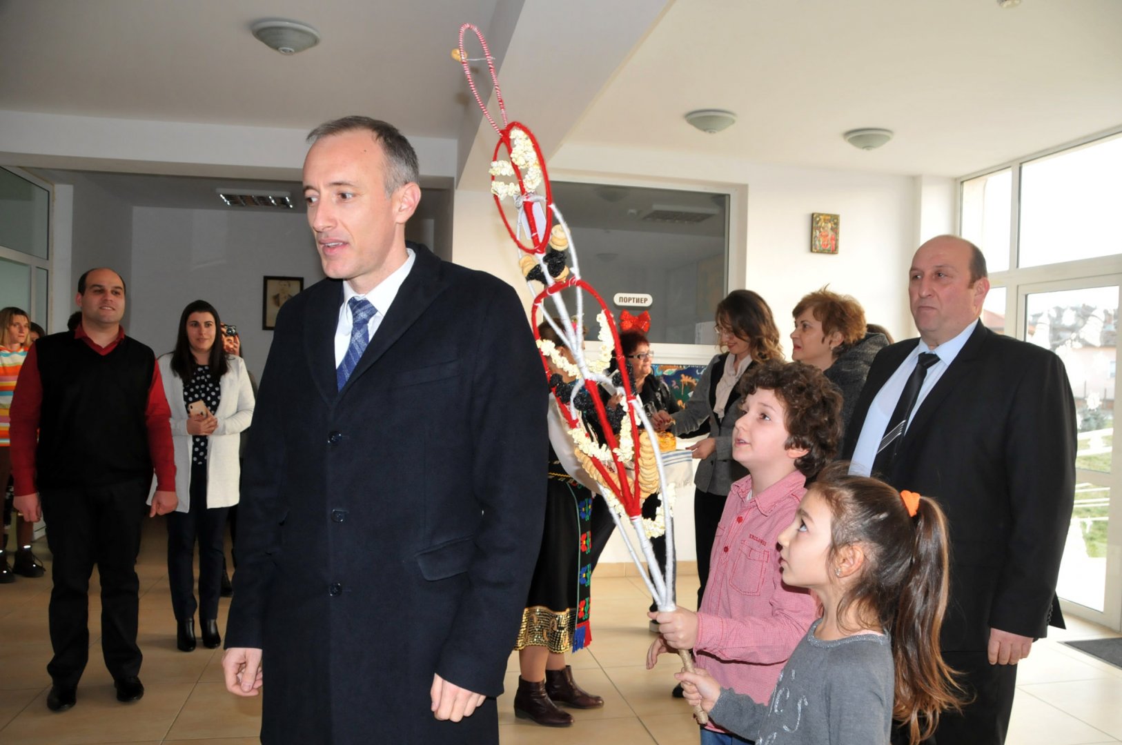 Децата спазиха традицията на Васильовден и сурвакаха министър Вълчев. Снимки Лина Главинова