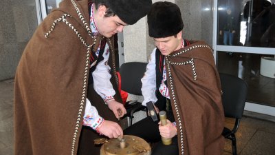Две момчета, облечени в национални носии, влязоха в ролята на секачи на монети. Снимки Лина Главинова 
