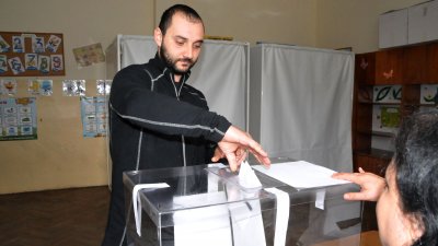 Едва 73 631 от имащите право на глас жители на община Бургас гласуваха днес. Снимка Лина Главинова
