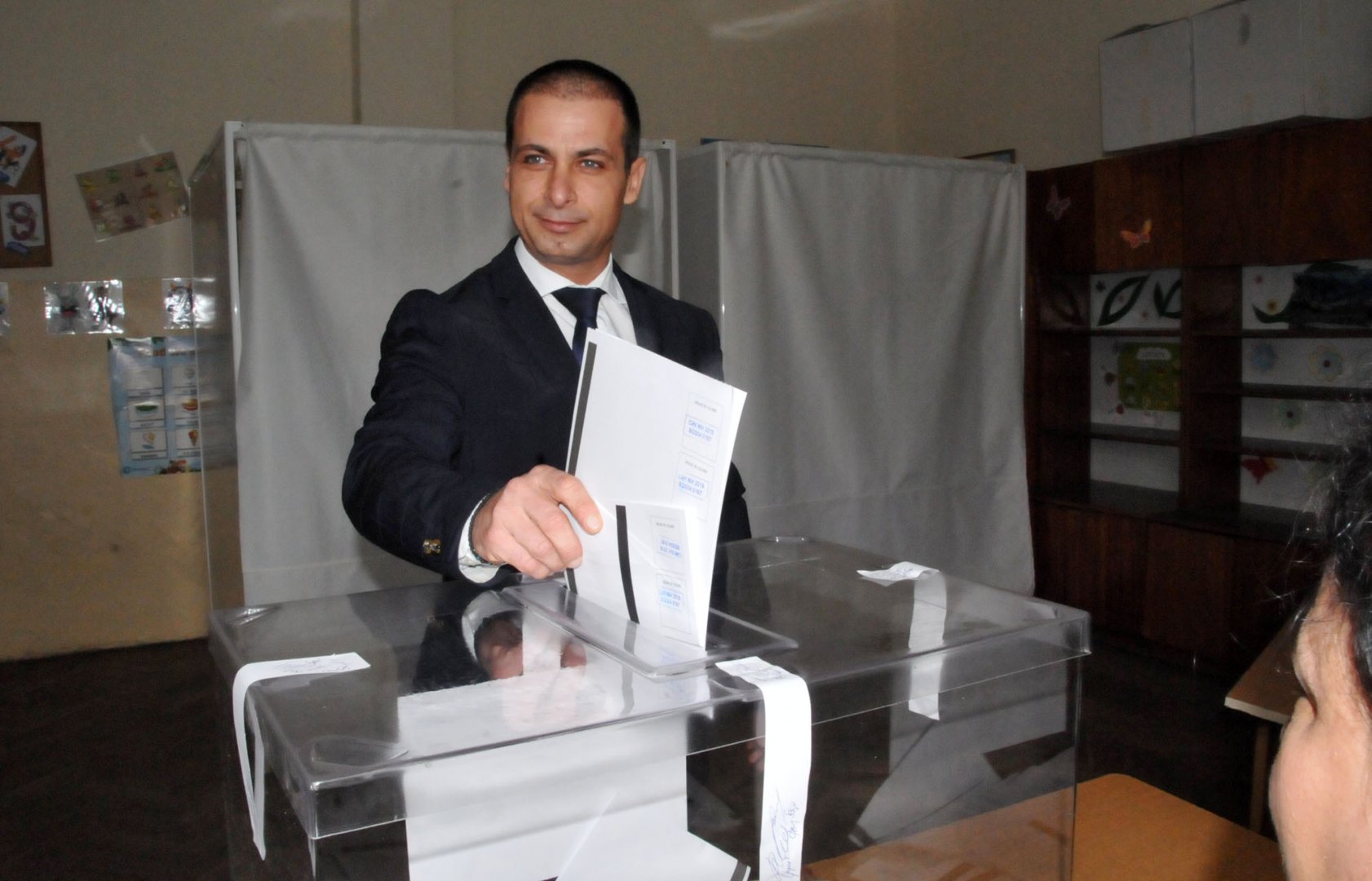 Живко Табаков гласува в 10.00 часа тази сутрин. Снимка Лина Главинова