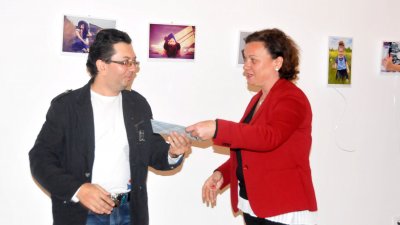 Депутатът Ивелина Василева връчи наградата за първо място. Снимки Лина Главинова