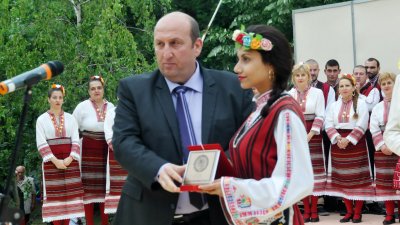 Кметът на Средец Иван Жабов ще връчи приза на името на Комня Стоянова. Снимки Архив Черноморие-бг