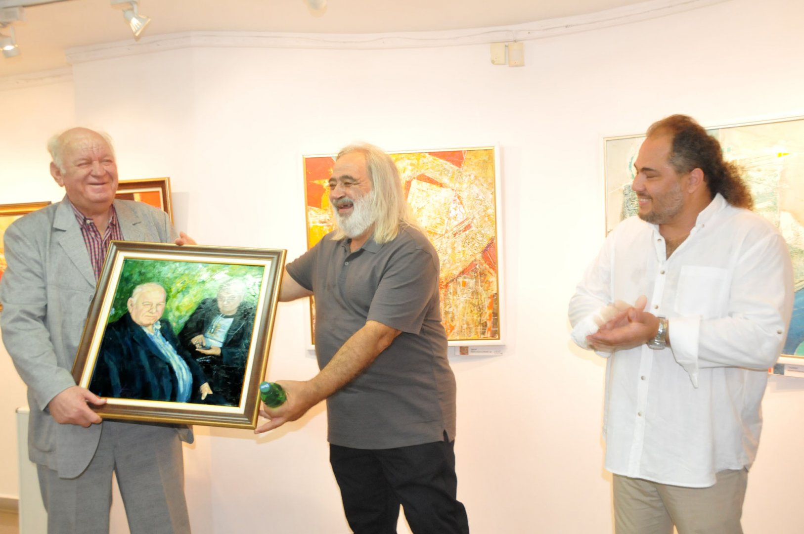 Тодор Тодоров (в средата) изненада приятно Руси Куртлаков с картина. Снимки Лина Главинова