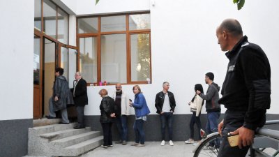 Опашка от желаещи за гласуват се изви пред СУ Любен Каравелов в Несебър. Снимки Лина Главинова