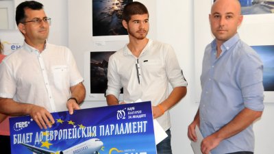 Евродепутатът Асим Аседов с двамата наградени участници. Снимки Лина Главинова