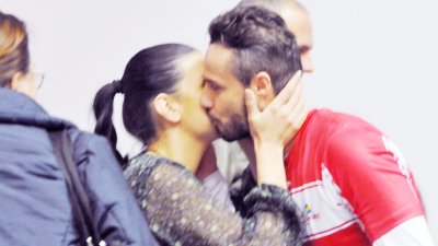 Целувката между Ралица и Теодор бе запечатана от фотоапаратите. Снимка Лина Главинова