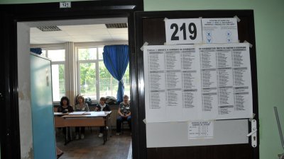 В Бургас до урните отидоха 53 196 избиратели. Снимки Лина Главинова
