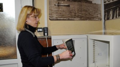 Директорът на библиотеката Мария Бенчева показа как работи машината. Снимки Лина Главина