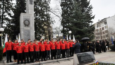 С патриотични песни, изпълнени от хора на ПГЕЕ Константин Фотинов, започна тържеството по случай 141 г. от освобождението на Бургас. Снимка Лина Главинова