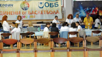 Изборните протоколи се обработваха в нощта на вота в зала Бойчо Брънзов. Снимка Лина Главинова