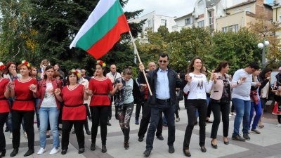 Евродепутатът Асим Адемов поведе хорото на пъпа на Бургас. Снимки Лина Главинова