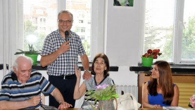 Коста Папазов представи гостите пред възпитаниците на гимназията. Снимки Лина Главинова