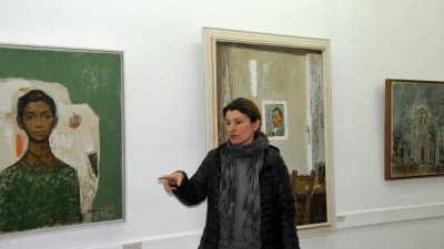Уредничката Мария Алексиева показва платната на Найденов, собственост на бургаската художествена галерия. Снимки Лина Главинова